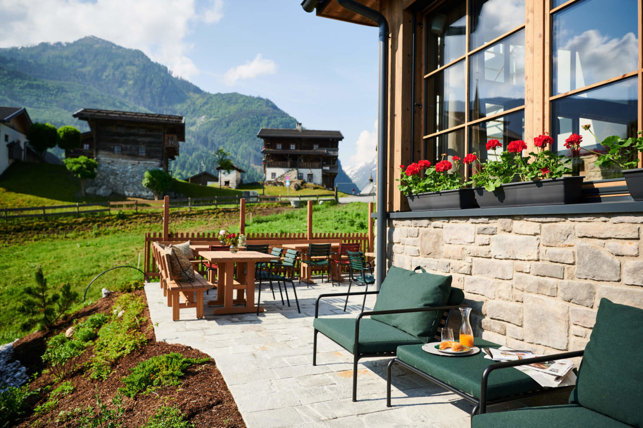 Summer terrace with mountain panorama at Chalet Evi in Kaprun Zell am See