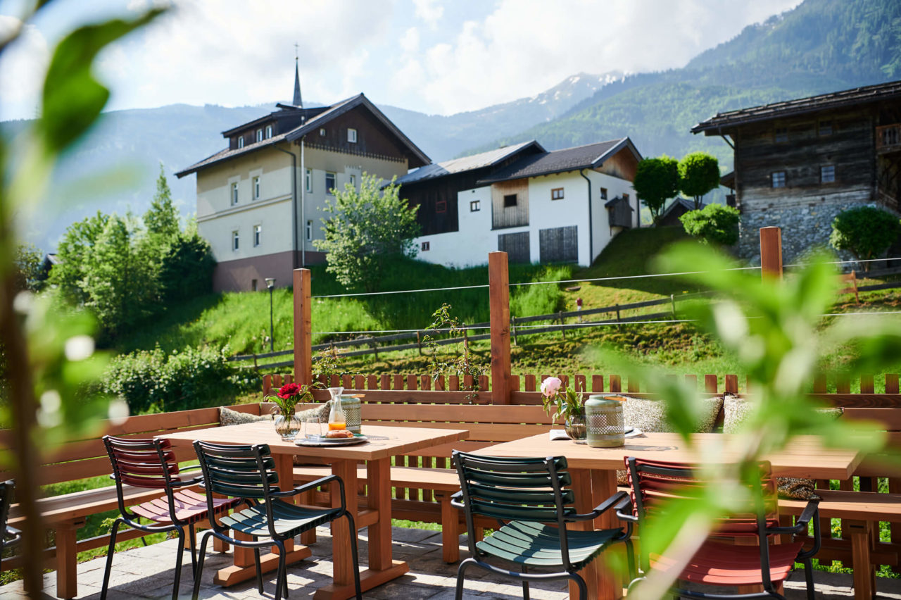 Tische & Stühle auf Terrasse im Sommer in den Alpen Chalet Kaprun für Familien & große Gruppen