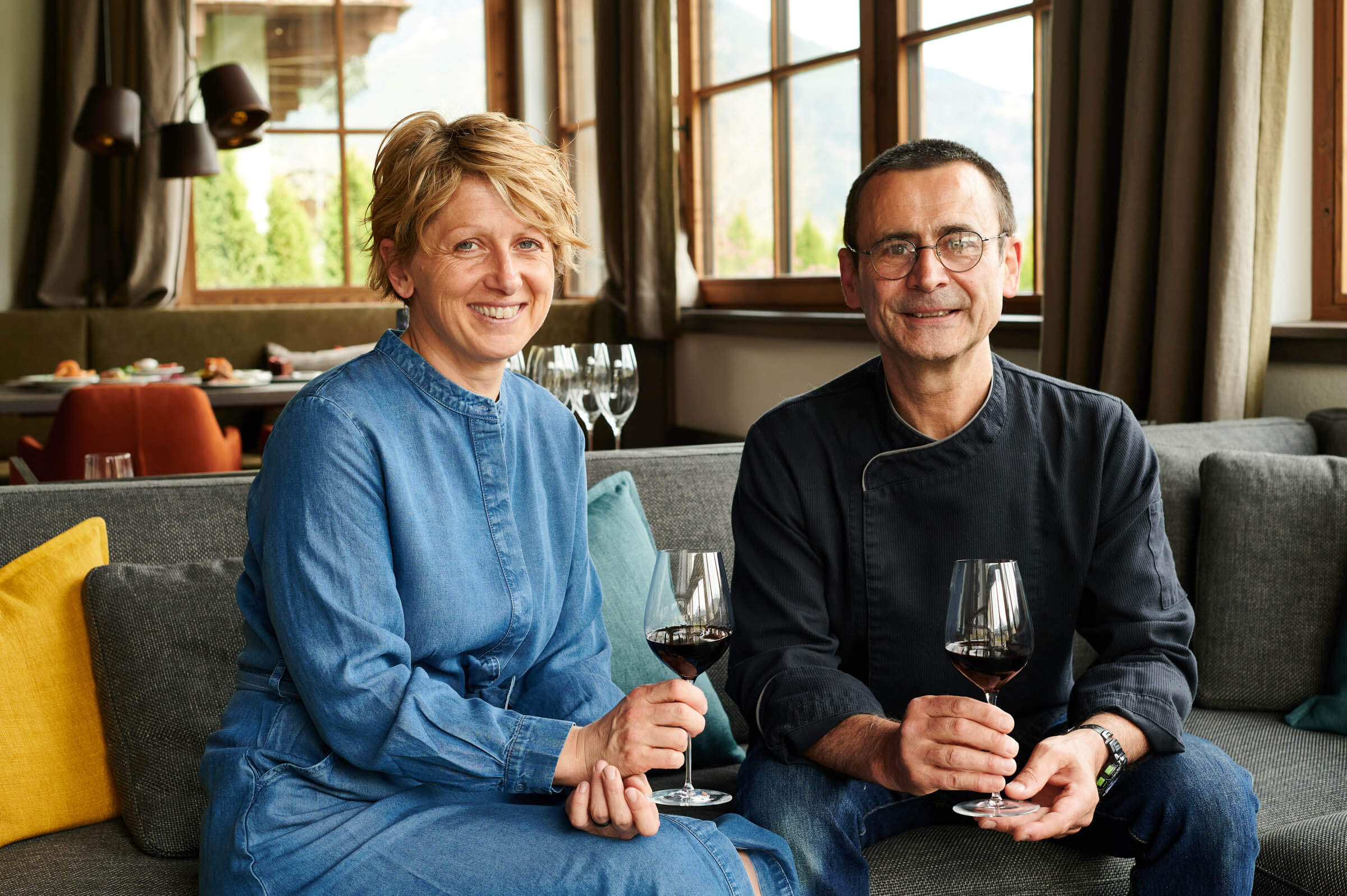 Gastgeber Eveline & Jean-Claude Bigand im Wohnzimmer im Chalet Evi in Kaprun Zell am See