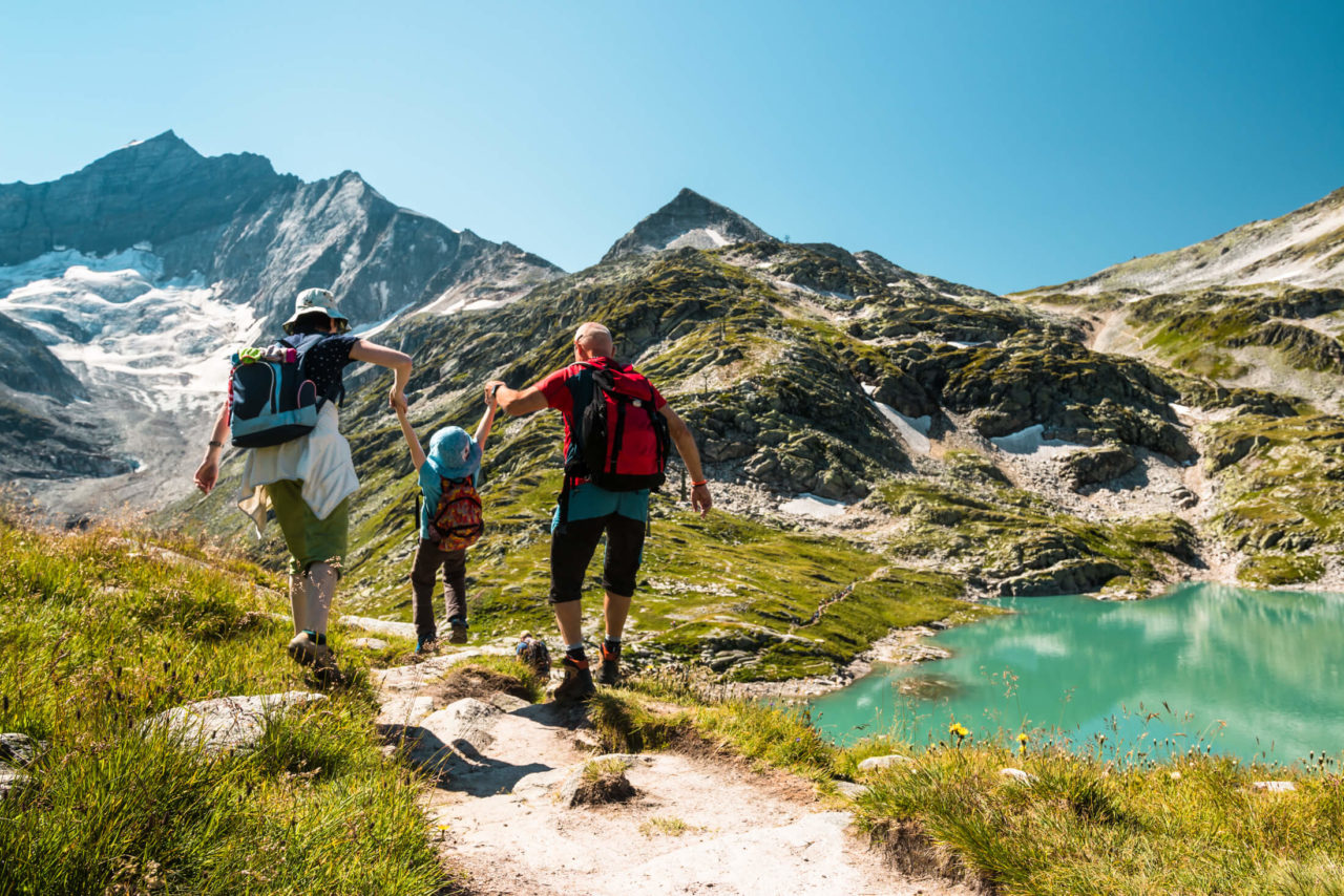 Mutter, Kind, Opa wandern in den Alpen, wohnen mit Familie in der Alpen Hütte Chalet Evi in Kaprun